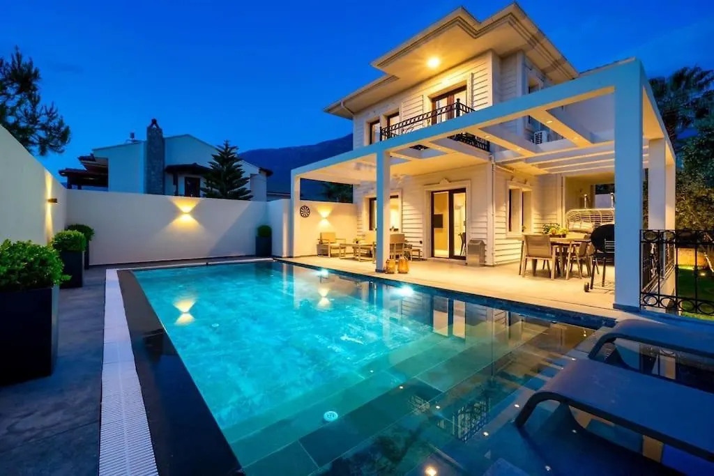 Havuzlu Korunakli Oezel Villa Fethiye
